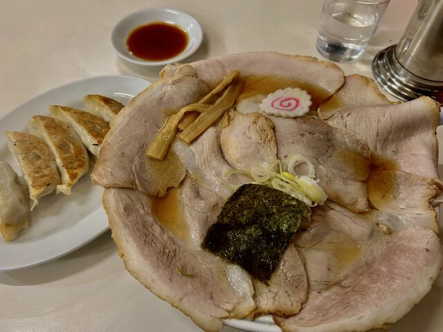 ボリューム満点チャーシュー麺に餃子をつけて満腹です!_ラーメン そばよし