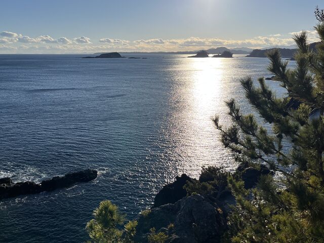海岸の地平線上に左から椿島、青松島、バックに唐桑半島、その左後ろに牡鹿半島、金華山シルエット_黒崎仙峡