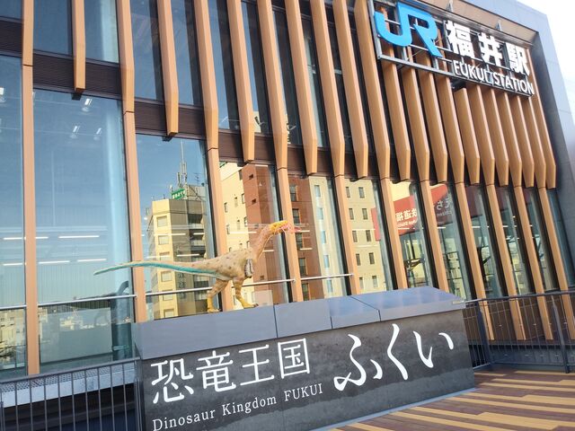 屋上の、恐竜王国ふくいの看板。_福井駅「恐竜広場」