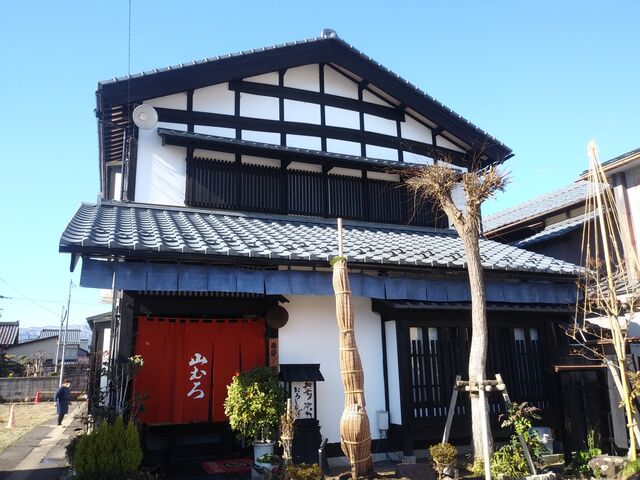 店の前には駐車場もあります。_うどん坊 山むろ