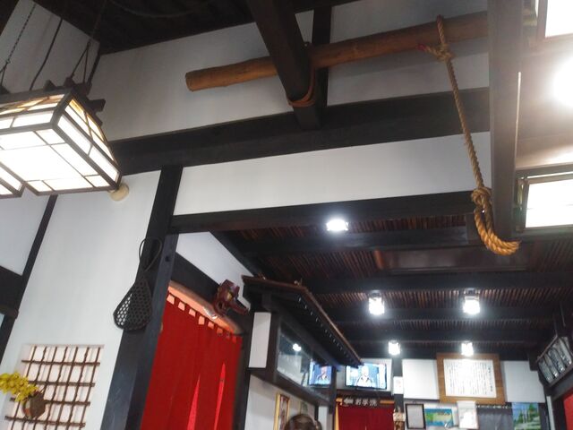 天井の高い古民家風の店内。_うどん坊 山むろ