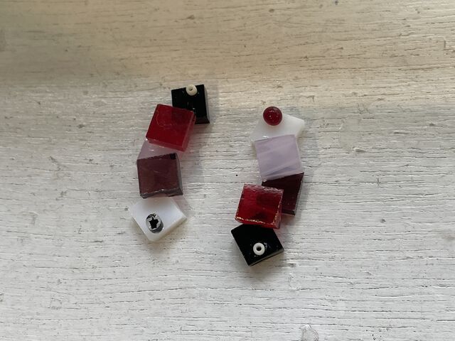 これは並べたところです。これを溶かして、くっつけて、ピアスの金具をつけてくれます。_元町ガラス工房