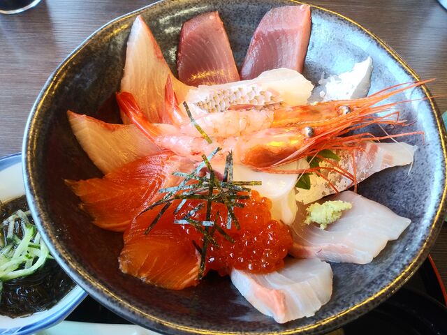 浜の活丼。その日一番の旬の魚介類が味わえます。_魚屋の喰い処まつ田