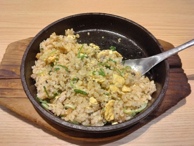 鉄板で提供される「チャーハン」は安定的な美味しさです。_丸源ラーメン 上板橋店