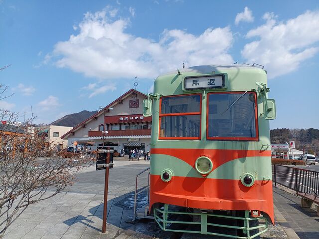 駅舎と電車_東武日光駅