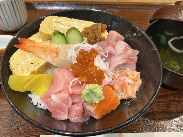 ご飯少な目で海鮮とのバランスはちょうど良い感じ!_とみ家