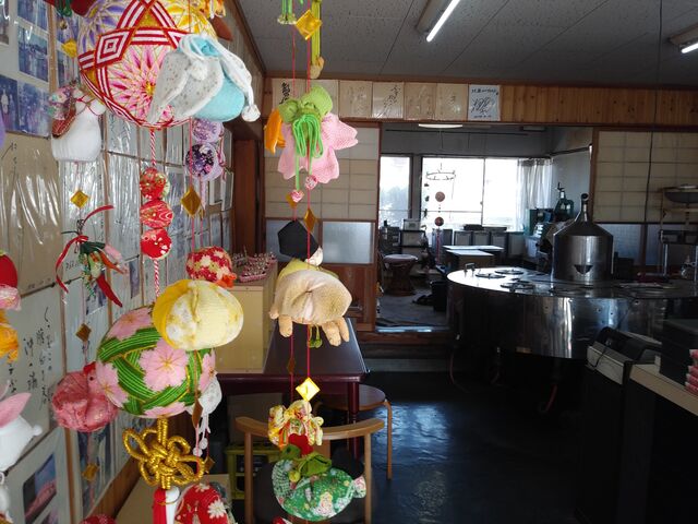 お店の中にもかわいいさげもんが。年季の入った煎餅焼き機と、たくさんの有名人の色紙も。_北原白秋生家・記念館