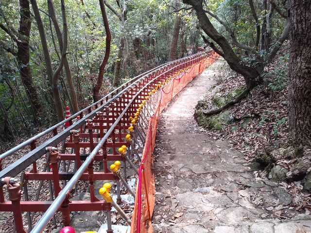 工事用の資材を運ぶレールが登山道脇に。_岐阜城