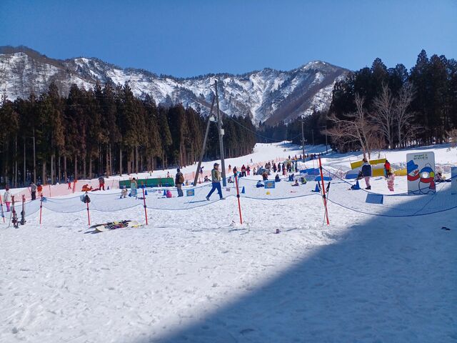 お子様たちが とても楽しそうに雪遊びしていました_中里スノーウッドスキー場