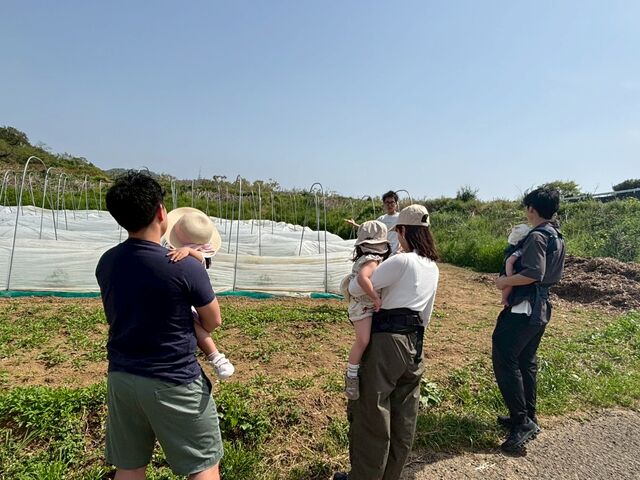 畑の説明を聞いているところ_いかす平塚農場