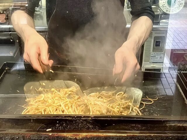 鉄板で焼かれる様子が見えました_バソキ屋 西月隈店