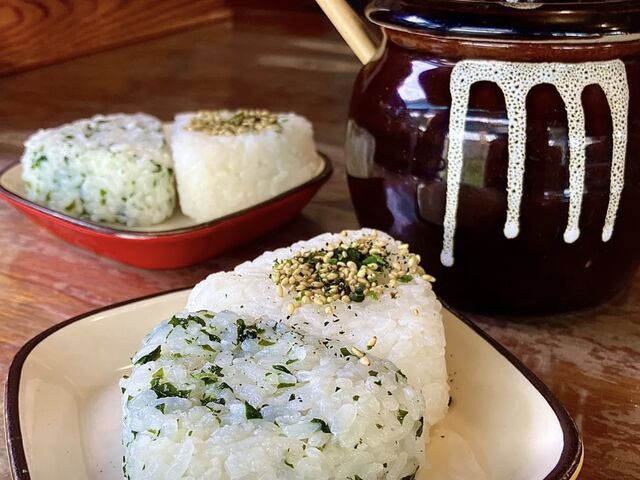 わかめ入りおにぎりと胡麻ふりかけのおにぎり_バソキ屋 西月隈店