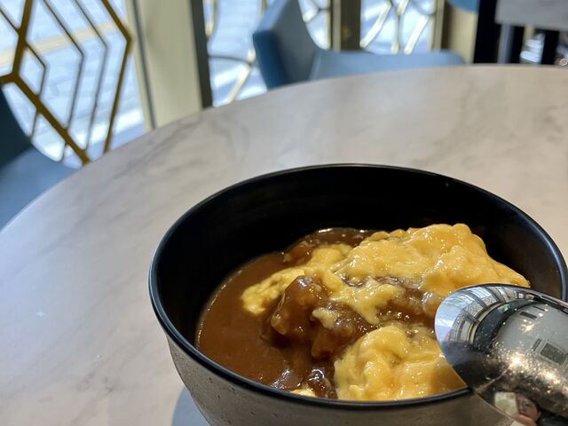 カレーライスにスクランブルエッグをかけるのがお気に入りです_ホテルウィングインターナショナルセレクト大阪梅田