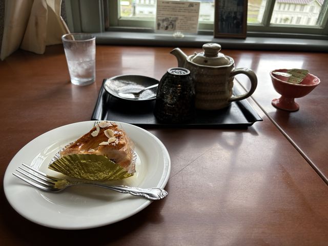 布袋に入ったコーヒーを急須に入れスプーンでぎゅっと押して湯呑みでいただきます。_サロンド カフェ アンジュ Salon de cafe Ange