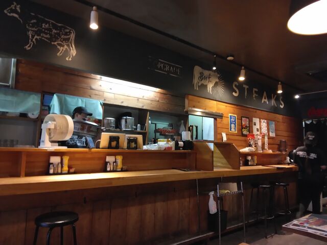 店内は落ち着いた雰囲気です。_ステーキ&ハンバーグ モンスターグリル 上野店