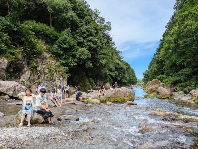秋川渓谷の水に足を浸けて涼を愉しむ_野外テラス 水の音