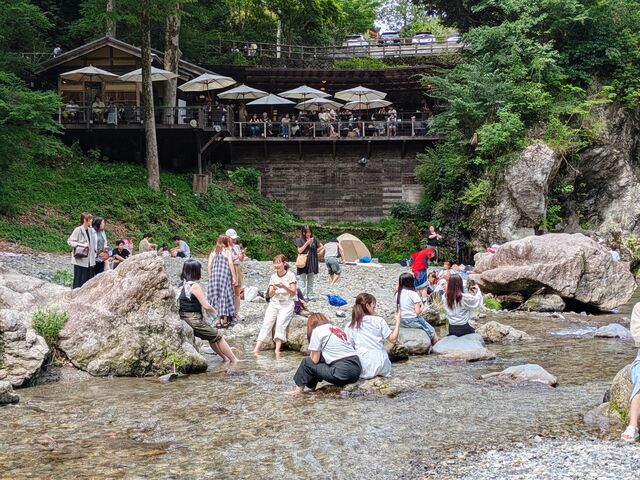 秋川渓谷を見ながら涼しい気分でまったりできるテラスカフェ_野外テラス 水の音