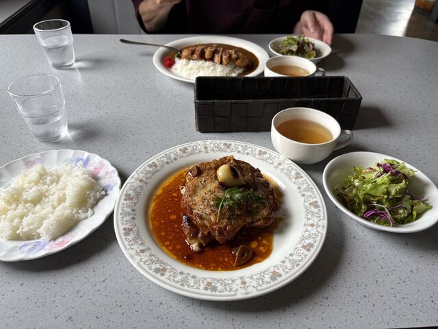 チキンガーリックソテー、濃いめの味ながらくどくなく、パリっとしていて美味しい。_レストランくれそん