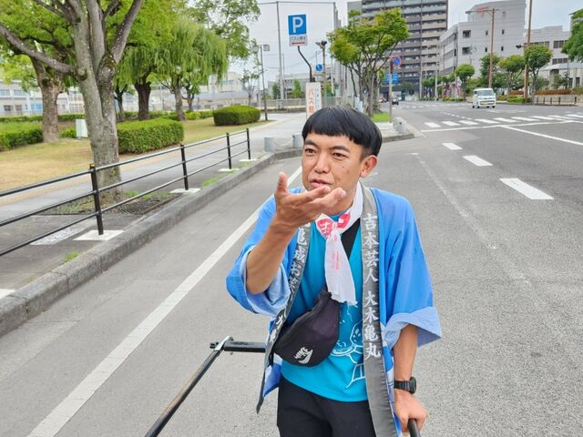 説明を受けながらお城の周りを_丸亀城お笑い人力車