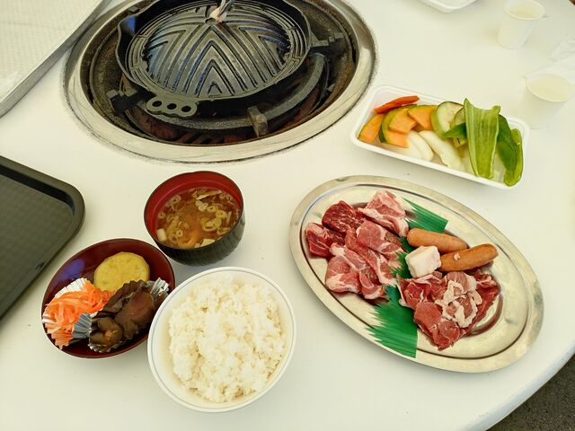 お肉、ご飯、味噌汁、おかずは1人前
野菜は2人前_中津川市ふれあい牧場