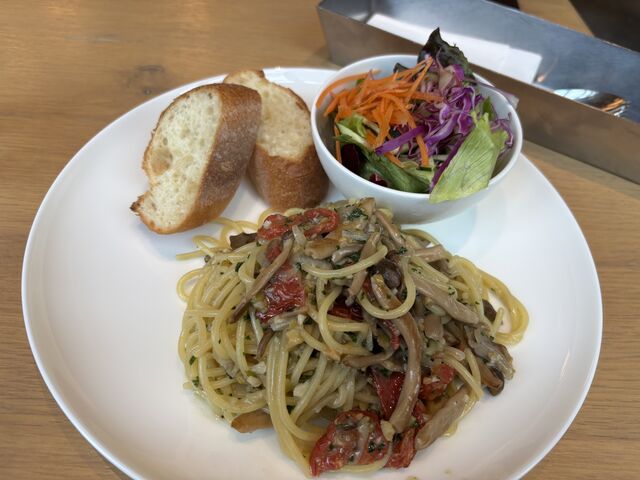 ドライトマトとキノコのオイルパスタプレート_イビススタイルズ名古屋 Market St.