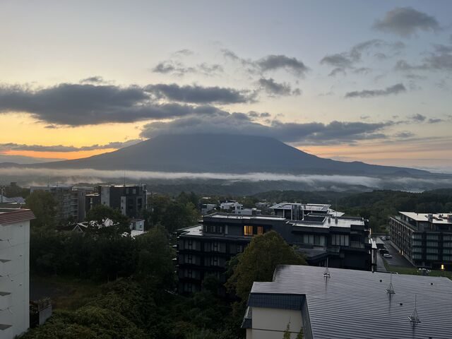 朝日が昇る前の羊蹄山です。_湯元ニセコプリンスホテル ひらふ亭