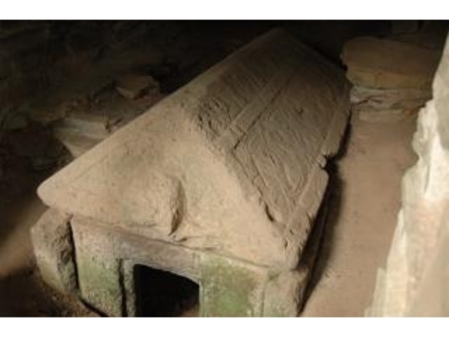 石人山古墳の石棺_広川町古墳公園資料館(こふんピア広川)