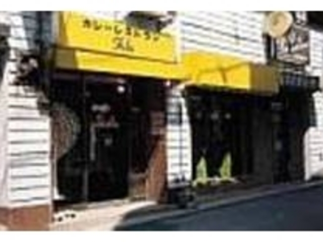 駅のホームからも見える場所にある_カレーレストラン シバ