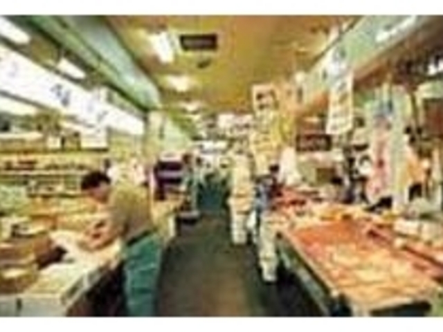 かけ声が飛び交う活気のある魚市場_浦安魚市場