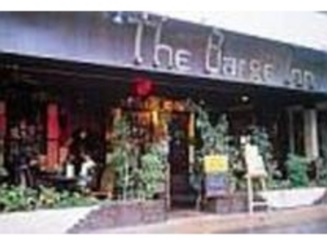 オープンテラスは観光客の外国人で賑わう_THE BARGE INN