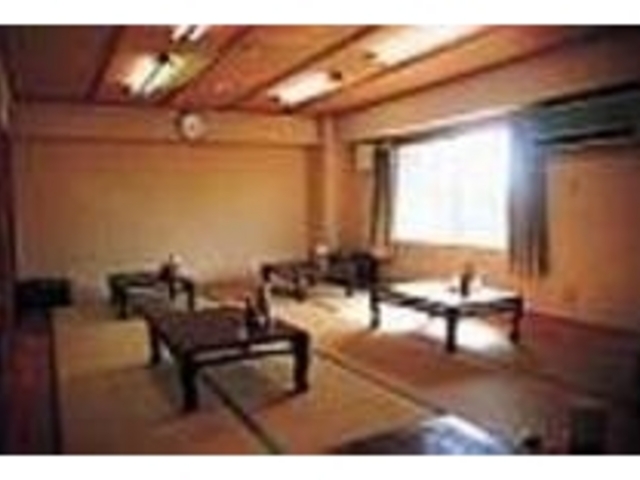 飾り気のない店内が、職人気質を物語る_ホワイト餃子本店