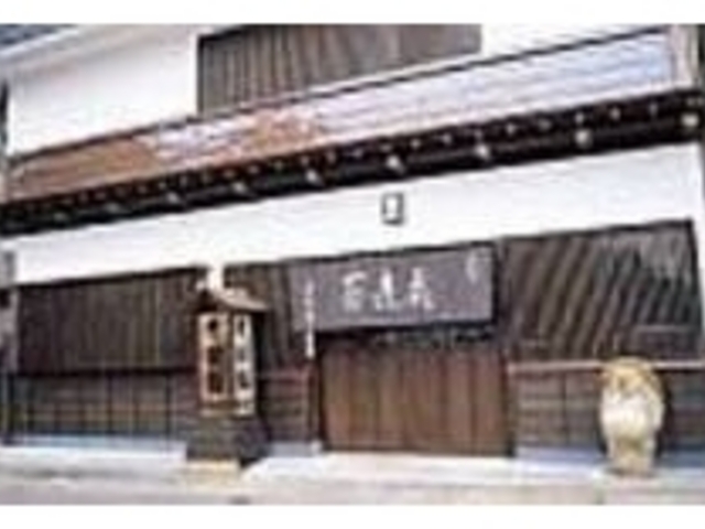 細い通りにあるので曲がり角には注意して_房州屋