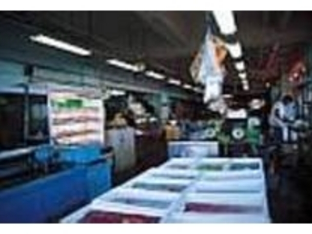 買った魚は、その場でさばいてもらえる_銚子漁協直販所