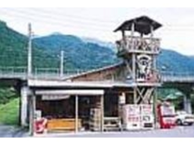 山小屋風に造られた店の外観を見て_マグニチュード8・0