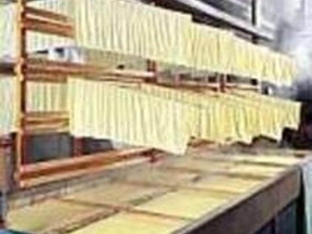 店に入るとすぐそこでゆばを作っている_湯葉勇