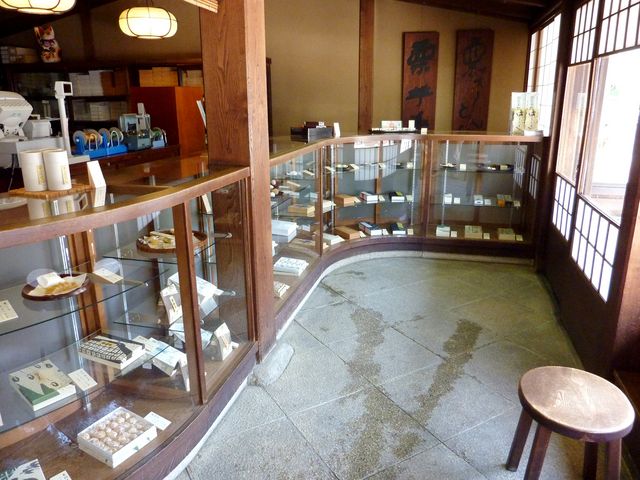 築300年の建物を迎えてくれる老舗菓子店_すや