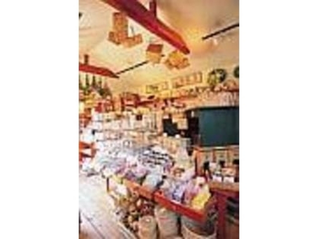 カワイイ雑貨類や花がズラリと並ぶ店内_Plantation