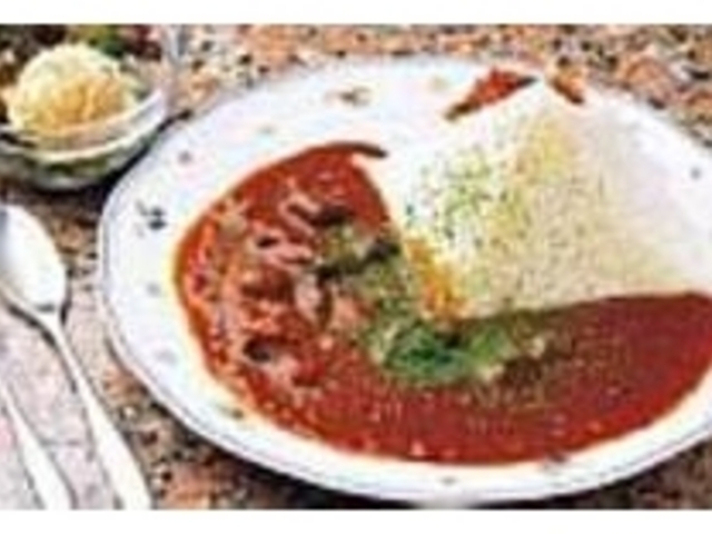 ライスが三角柱に盛られたピラミッドカレー_喫茶MW