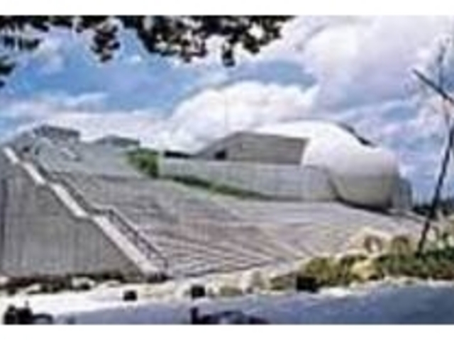 階段状の屋上庭園は花木で飾られている_長良川国際会議場