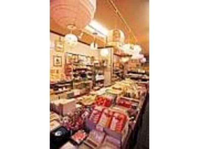 温もりのある手作り和紙の魅力が溢れた店内_山根 和紙の店