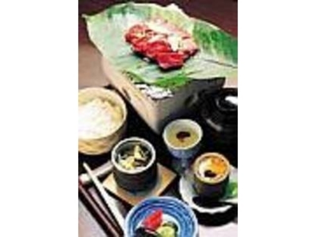 朝食として昔から親しまれている朴葉みそ_味処 古川