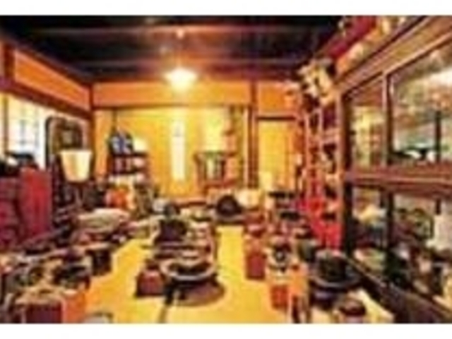商品には古伊万里から明治大正期のガラスが_駒古道具屋
