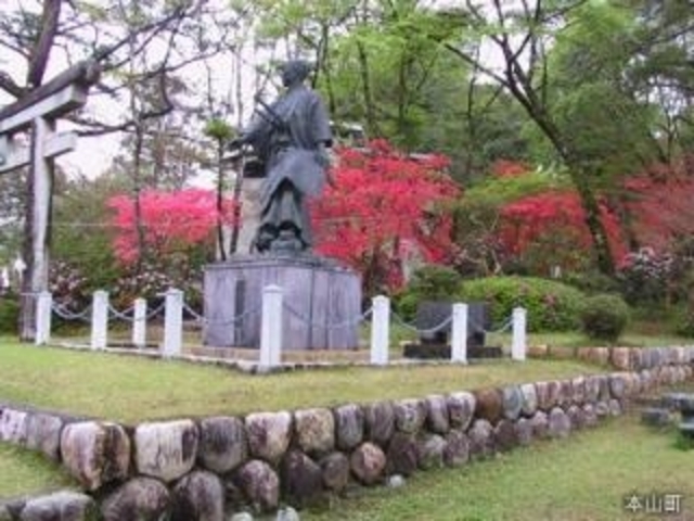 兼山像_帰全山公園と野中兼山公銅像