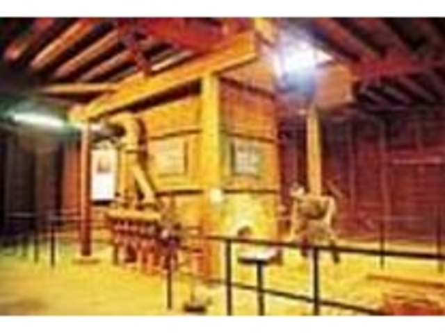 蝋人形の置かれた操業風景は臨場感溢れる_たたら角炉伝承館