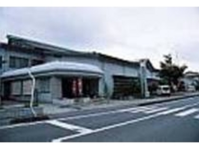 熊野大社横で赤いのぼりと時計台がめじるし_ホットランド やくも