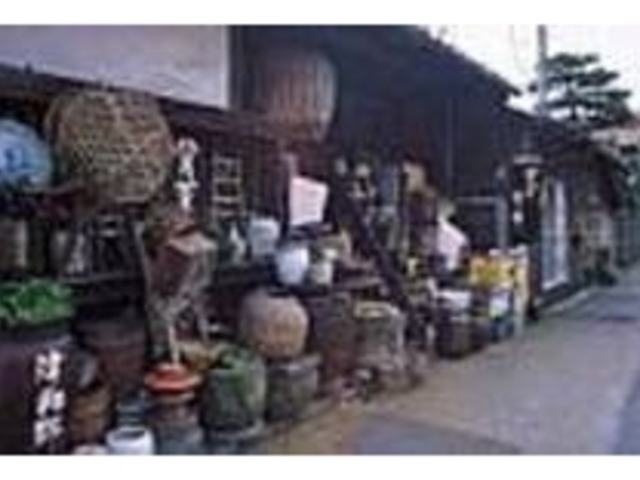 時を重ねた貴重な商品が店内にも数多くある_アンティック 津和野
