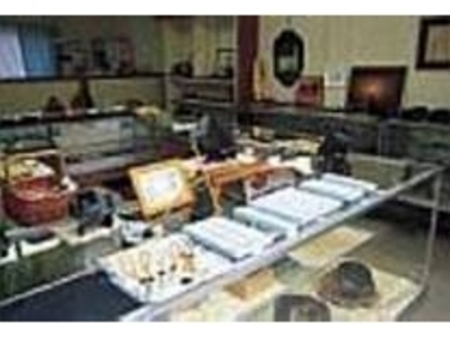 様々な黒耀石の加工品が置かれている店内_八幡黒耀石店