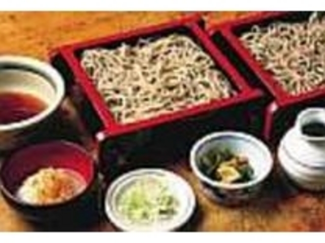 そばには旬の素材を使った漬物が添えられる_そば屋 惣右エ門