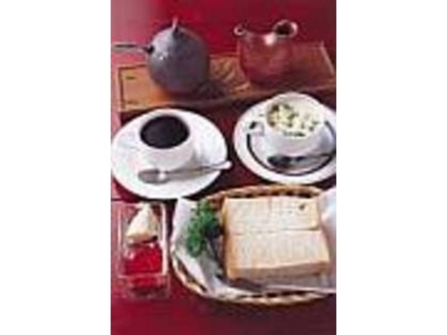 ふわふわに蒸された無漂白パンは格別の味だ_一茶寮