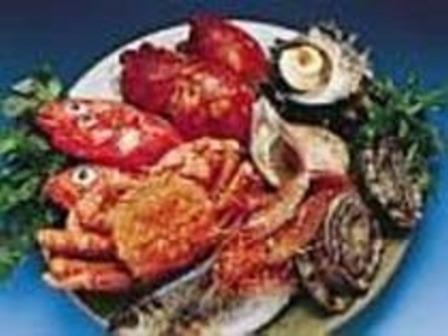 新鮮な魚介類をさかなに飲む地酒の味は格別_さんさ踊り
